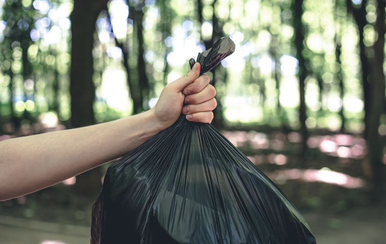 Arnaud Lagardère, Vincent Bolloré et les poubelles 🚮 des lycées